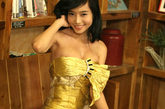 越南姑娘身材略显娇小，但却亭亭玉立。一种积淀久远的东方神韵，便会打动每一个人的心。
