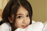 近日各大网络曝出日本男生眼中最美校花的照片。这位看似有点混血的小美女正在其中。