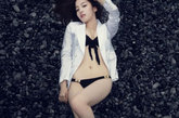 韩国女演员赵敏书展示了清纯优雅的容貌与H罩杯的美胸。这位万众瞩目的女星，千呼万唤下，终于发行写真集，满足宅男心愿。