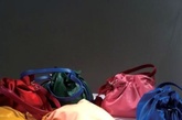 在诞生27年后的今天，Loewe  Flamenco手袋在2011年秋季惊艳重回，全线包款提供明艳大胆的色彩选择：从艳粉色、焰红色、紫红色到暗紫色和翠绿色；有单色的包款，或是带有撞 色细节的款式。Napa小羊皮鞣塑出俏皮而妩媚的包袋曲线，再衬以明快欢愉的缤纷色系。内里有四个小口袋，其中一个还配有拉链。手袋两端还配有可拆卸的肩 带设计，便于斜跨使用。如此充满诱惑的七彩“糖衣炮弹”怎能不爱！ ﻿ 
