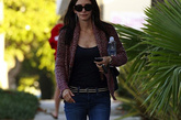 美国演员Courteney Cox用Isabel Marant2011春夏系列的针织外套搭配修身款Paige Premium牛仔裤，Isabel Marant腰带起到提点造型的作用。 