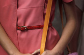 在诞生27年后的今天，Loewe  Flamenco手袋在2011年秋季惊艳重回，全线包款提供明艳大胆的色彩选择：从艳粉色、焰红色、紫红色到暗紫色和翠绿色；有单色的包款，或是带有撞 色细节的款式。Napa小羊皮鞣塑出俏皮而妩媚的包袋曲线，再衬以明快欢愉的缤纷色系。内里有四个小口袋，其中一个还配有拉链。手袋两端还配有可拆卸的肩 带设计，便于斜跨使用。如此充满诱惑的七彩“糖衣炮弹”怎能不爱！ ﻿ 
