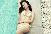 韩国“宅男女神”赵敏书拍惹火泳装写真，满足宅男心愿。