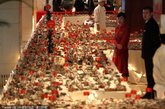 一个长达1068米的巨型树根蛋糕在上海亮相。据了解，80位厨师用了1045公斤面粉，904个鸡蛋，401公斤巧克力，633公斤鲜奶油，156张1.8米长的桌子，历时24小时打造了这只创造了新的吉尼斯世界纪录的树根蛋糕。