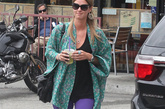 Nicky Hilton用民族风和服式衬衣搭配J Brand的亮眼紫色牛仔裤，绑带高跟鞋让她平添女人味。
