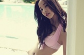 韩国“宅男女神”赵敏书拍惹火泳装写真，满足宅男心愿。
