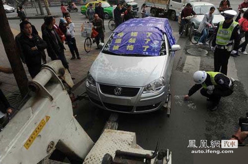 你进一尺我进一丈 胡乱停车引毁车还击 