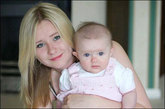年龄相差最大的双胞胎—姐妹相差16岁

当英国萨里郡16岁女中学生艾玛·戴维斯抱着她5个月大的小妹妹尼亚姆时，没有几个人知道这对年龄相差整整16岁的姐妹，竟然还是一对双胞胎。据悉，艾玛和尼亚姆是先后通过17年前的一组冷冻胚胎孕育诞生的，5个月大的“时空扭曲双胞胎”妹妹尼亚姆更是打破了一个医学史纪录，因为此前世界上还没有哪个受精胚胎被冷冻了长达16年时间才孕育出生。
