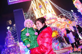 “糖果王国”圣诞景观亮灯仪式在北京朝阳大悦城主广场华丽上演，为即将到来的圣诞、新年渲染了浓烈的节日气氛。中新社发 李学仕 摄 