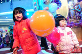 “糖果王国”圣诞景观亮灯仪式在北京朝阳大悦城主广场华丽上演，为即将到来的圣诞、新年渲染了浓烈的节日气氛。中新社发 李学仕 摄