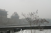 【北京】

　　2011年12月2日11时15分，北京气象台发布大雾黄色预警，京城笼罩在一片大雾之中。当日，北京迎来了今冬第一场雪。（龚文豹/人民图片）
