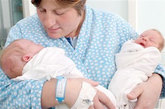 出生时间相隔最长的双胞胎

来自罗马尼亚的卡塔林和瓦伦丁和图斯库是一对不是在同一时间段出生的双胞胎，而且相隔2个月之久的双胞胎，卡塔林出生于2004年12月份，早产2个月。卡塔林的双胞胎弟弟一直又等待了2个月后才出生，时间已到了2005年的2月份。罗马尼亚医生认为造成双胞胎出生时间间隔是由于罕见的先天子宫畸形造成的，他们的妈妈长有两个子宫。大约双子宫发生几率为五万分之一，但是医院方面认为两个子宫里同时受孕是首次案例。

