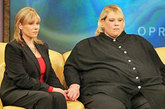 体重差别最大的双胞胎—姐姐胖妹妹瘦

俄罗斯电视台播放了一对奇怪的双胞胎姐妹访谈节目。姐妹二人除长相十分相似外，体重反差十分巨大。姐姐体重190公斤，罕见巨胖，而妹妹只有55公斤，相差135公斤。55公斤是一个正常的体重，而380斤的重量，给姐姐的生活带来了诸多的烦恼。

