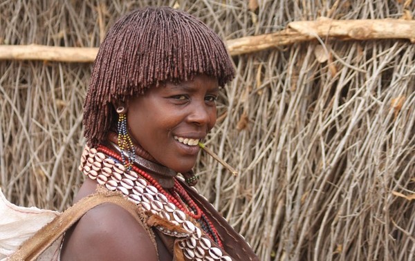 探秘非洲最后的原始部落 女人嘴大如盘(图)