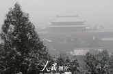 【北京】

　　2011年12月2日11时15分，北京气象台发布大雾黄色预警，京城笼罩在一片大雾之中。当日，北京迎来了今冬第一场雪。（龚文豹/人民图片）