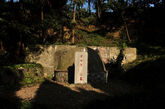 黄百韬（即黄伯韬），字涣然，国民党中将（死后追赠上将），兵团司令；抗战时期曾任冀察战区参谋长、第三战区参谋长、第二十五军军长等职；解放战争时期与华野、中野数度交锋，让解放军吃了不少大亏，但“瓦罐不离井上破，将军难免阵中亡”，黄伯韬所率国民党第七兵团在淮海战役中歼灭，其人也兵败身亡，忠实地履行了对蒋介石“不成功，便成仁”的诺言。