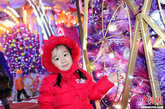 “糖果王国”圣诞景观亮灯仪式在北京朝阳大悦城主广场华丽上演，为即将到来的圣诞、新年渲染了浓烈的节日气氛。中新社发 李学仕 摄