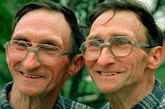 长相最像的双胞胎—镜子兄弟

1999年5月6日宾西法尼亚Phoenixville农场拍摄的瑞夫兄弟俩，他们是世界上长的最像的一对双胞胎。 约翰·瑞夫和威廉姆·瑞夫是被世界吉尼斯记录的长相最像的双胞胎兄弟。这对双胞胎兄弟他们经常穿戴一样，说话的方式也非常相似，并且都愿与其它双胞胎进行约会。威廉姆·瑞夫于2000年去世，约翰·瑞夫于2005年去世。


