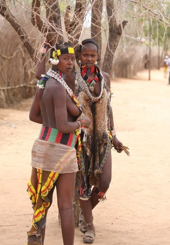 探秘非洲最后的原始部落 女人嘴大如盘(图)