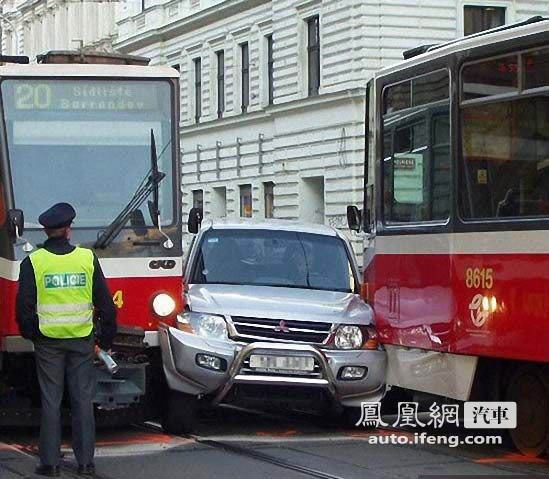 五花八门 武林中人诠释高难度车祸现场