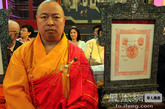 印顺大和尚接受泰国国王颁赐的华僧大尊长称号（图片来源：凤凰网华人佛教  摄影：丹珍旺姆）