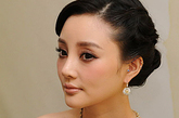 李小璐，世界著名珠宝品牌Tiffany & Co.蒂芙尼在上海香港广场旗舰店举行活动，李小璐出席活动大秀爆乳。 
