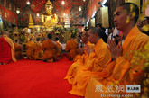 2011年12月5日，中国佛教协会副会长、深圳弘法寺方丈印顺大和尚在泰国大王宫接受了泰国普密蓬国王亲自颁赐的华僧“大尊长”称号。（图片来源：凤凰网华人佛教  摄影：丹珍旺姆）