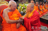 印顺大和尚与泰国僧王在庆典仪式上亲切交谈（图片来源：凤凰网华人佛教  摄影：丹珍旺姆）