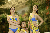 2011城市旅游小姐中国年度冠军总决赛近日在北京开幕，“城市旅游小姐大赛”是一项国际性城市旅游文化使者评选活动，旨在促进各国城市旅游文化的相互交流与合作。2011城市旅游小姐中国年度冠军总决赛由中广金桥（北京）国际文化传播有限公司承办，共有国内23个城市的旅游小姐参赛。图为参赛选手参加温泉外景拍摄活动。中新社发 王红全 摄
