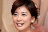 贾静雯：1974年出生。她被《FHM》杂志被评为华人世界最性感美女。身材姣好，体态优美，胸部臀部比例恰到好处，确实具有诱惑力。 