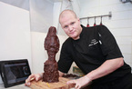 一口吃掉“艺术” 瑞典美食家创作巧克力雕塑