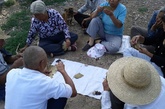 在顾家沟拍摄此片的农民正在村头打牌。