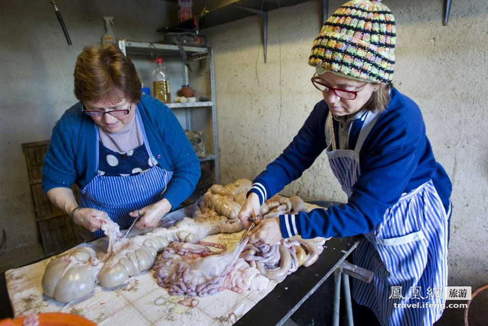 新年将至 实录西班牙农户杀猪做香肠全过程