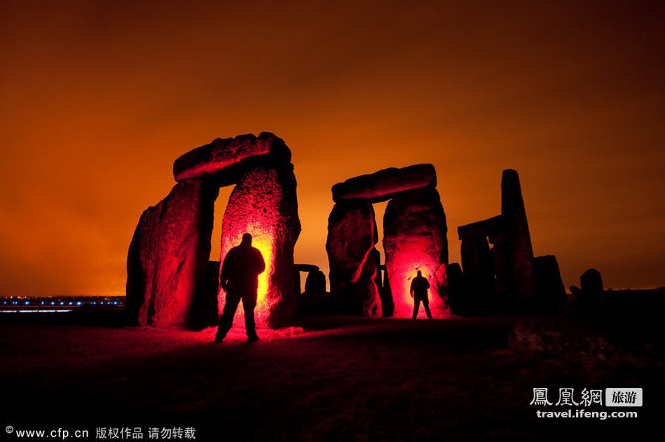 “光涂鸦”渲染梦幻巨石阵 仿佛走入魔幻仙境