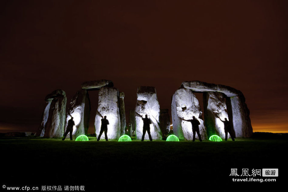 “光涂鸦”渲染梦幻巨石阵 仿佛走入魔幻仙境