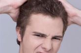 现象二：脱发

　　提示：进入事业高峰期，精神和心理压力随之增大，引起内分泌和血液循环紊乱，从而引起脱发，头发渐渐稀疏。

