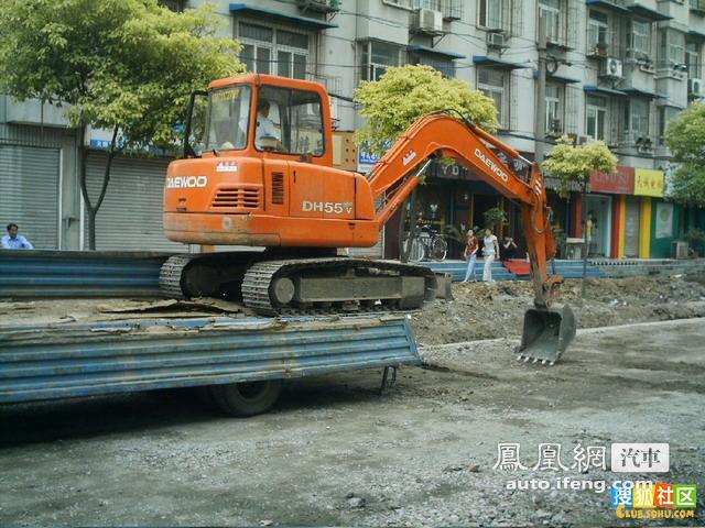 实拍挖土机上卡车过程 原来高手在民间