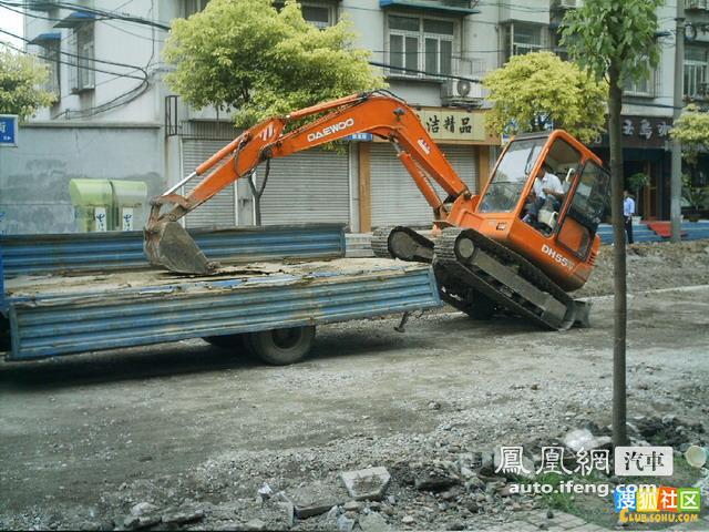 实拍挖土机上卡车过程 原来高手在民间