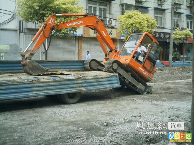 实拍挖土机上卡车过程 原来高手在民间