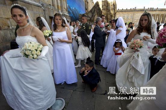 哥伦比亚：警察举行集体婚礼秀浪漫