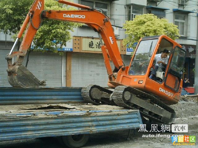 实拍挖土机上卡车过程 原来高手在民间