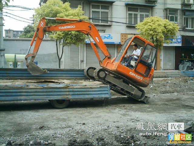 实拍挖土机上卡车过程 原来高手在民间