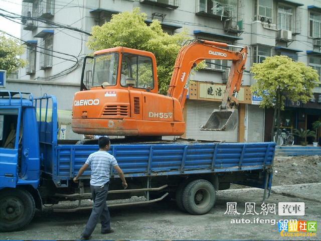 实拍挖土机上卡车过程 原来高手在民间