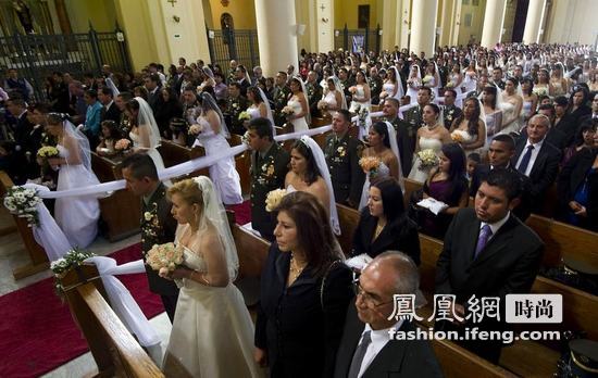 哥伦比亚：警察举行集体婚礼秀浪漫