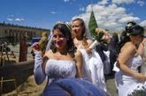 哥伦比亚波哥大，警察举行集体婚礼，场面尤为壮观。