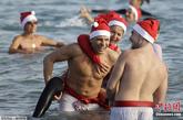2011年12月10日，人们头戴圣诞帽在法国尼斯参加圣诞游泳比赛。

