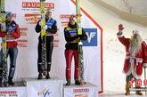 2011年11月27日，芬兰库萨莫跳台滑雪世界杯颁奖礼上，一名工作人员身着圣诞老人装与三甲合影。

