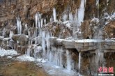 12月11日，受低温天气影响，山东青州市西南山区内的瀑布凝结成冰，形成冰瀑景观，晶莹剔透，十分壮观。中新社发 王继林 摄 CNSPHOTO
