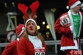 2011年12月4日，在英国北部城市利物浦，数千名长跑爱好者身穿圣诞老人的服装齐聚街头，参加一年一度的圣诞老人长跑活动。

