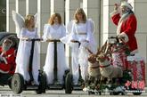 2011年11月3日，德国柏林圣诞老人“骑”着现代化的交通工具参加活动。
